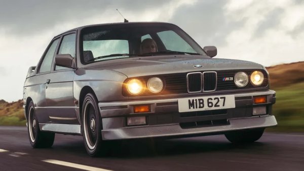 Двукратен победител в DTM и най-тежкият враг на 190E; заедно двата модела се тласкат един друг към величие както в шоурумите, така и в състезателните среди. Много фенове го смятат за един от най-великите автомобили на M Division за всички времена, но неговият силно форсиран двигател S14 &ndash; достигащ 2,5 литра и 238 к.с. в шосейната версия Sport Evolution &ndash; се нуждае от много повече ръчкане, докато шофьорът му свикне със специфичната ръчна скоростна кутия тип dog-leg.